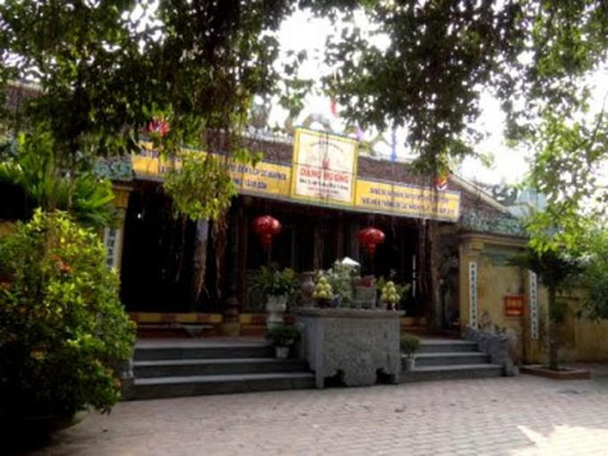 Chính điện đền Cây Quế.