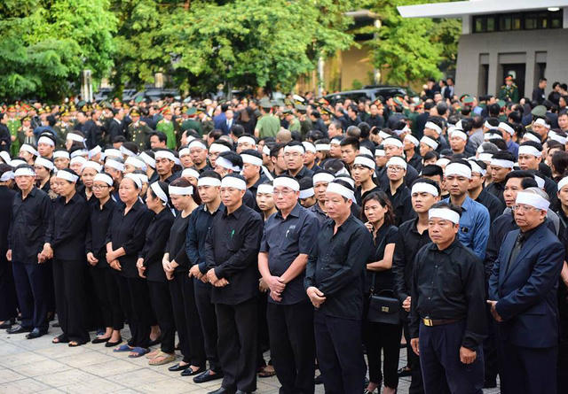 Rất đông con, cháu Chủ tịch nước chít khăn tang trắng kính cẩn chờ viếng tại Nhà tang lễ Quốc gia.