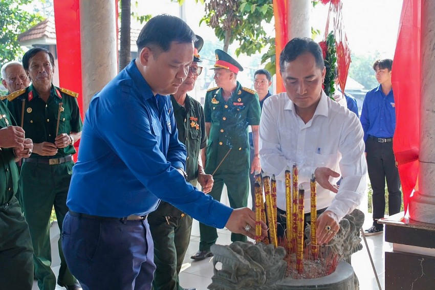 Thành Đoàn Dĩ An và Hội Cựu Chiến binh dâng hương tại Bia ghi danh Anh hùng Liệt sĩ.