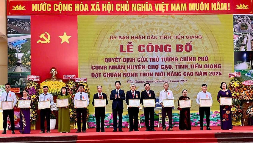 Phó Chủ tịch UBND tỉnh Nguyễn Thành Diệu trao bằng khen đến các cá nhân. Ảnh: Thiện Lê