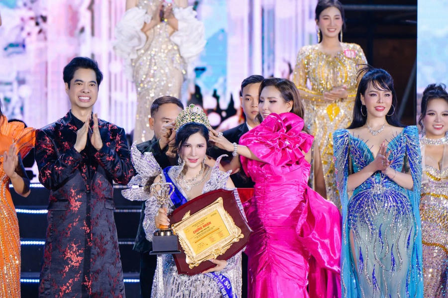 Hạnh phúc vỡ oà giây phút Chu Thị Hồng Hoa đăng quang Hoa hậu Đại sứ - Hoa hậu Doanh nhân Hương sắc Việt Nam 2025.