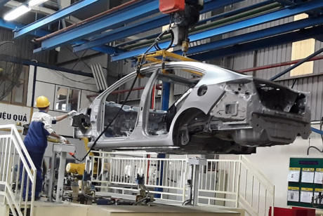 Tại một dây chuyền lắp ráp, sản xuất xe hơi của một doanh nghiệp ở VN hiện nay - Ảnh: N.AN