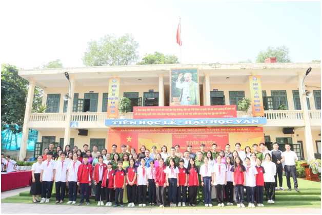 Các em học sinh, thầy cô trường THCS Đông Hội chụp ảnh kỷ niệm cùng các chiến sĩ Học viện Cảnh sát nhân dân trong buổi tuyên truyền “Phòng chống bạo lực học đường”.