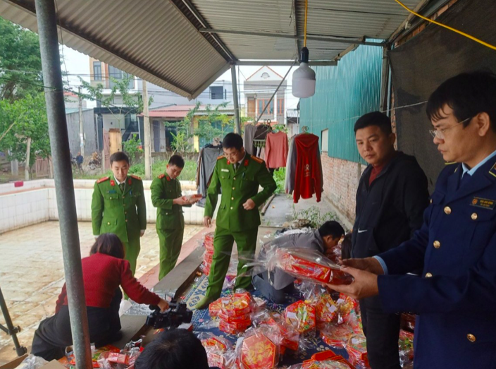 Lực lượng chức năng xác minh hàng hóa vi phạm. (Ảnh: Cục QLTT Vĩnh Phúc)