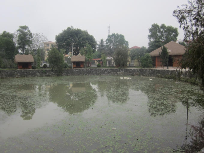 Các lều quán phục vụ cafe, giải khát phía trước nhà khách, nhà hàng Ngọc Lan.