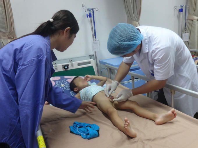 Một trường hợp trẻ mắc sùi mào gà ở Khoái Châu, Hưng Yên đang điều trị tại BV Da liễu TW (ảnh Ng.Nga)