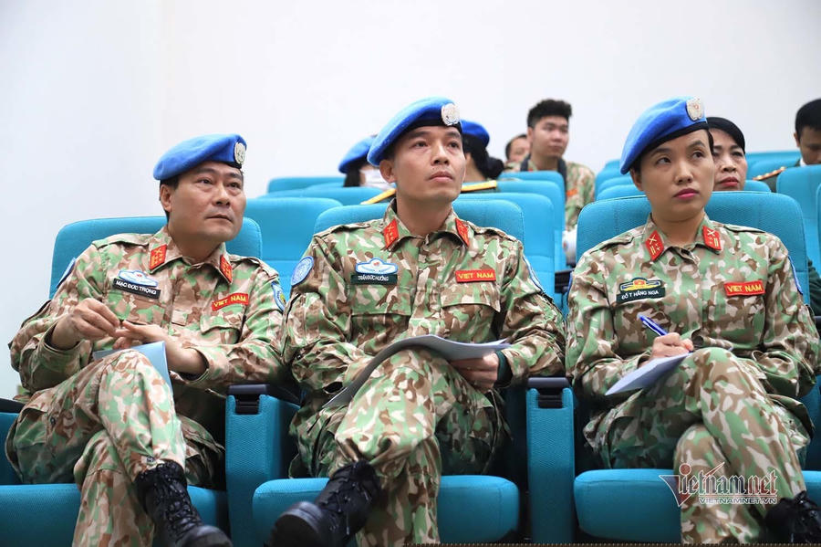 Đại tá Mạc Đức Trọng (ngoài cùng bên trái) và Trung tá Đỗ Thị Hằng Nga (ngoài cùng bên trái).