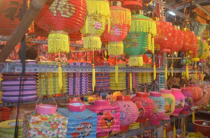 Lồng đèn ngoại nhân cũng mọc lên nhan nhản.