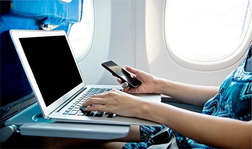 Nhiều hãng hàng không cấm khách hàng sử dụng pin sạc dự phòng trên chuyến bay. (Hình minh hoạ)