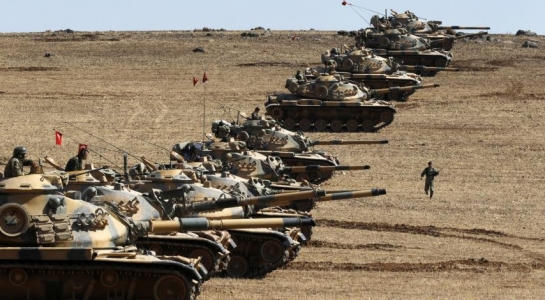 Xe tăng Thổ Nhĩ Kỳ vượt biên giới bất ngờ tấn công IS ở Syria.
