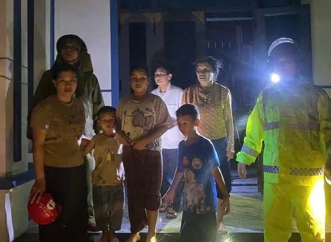 Cán bộ, chiến sĩ tiếp cận ngôi nhà có ánh đèn pin, phát hiện trong nhà tắm có 5 người nên triển khai ứng cứu. Ảnh: CA Hà Tĩnh