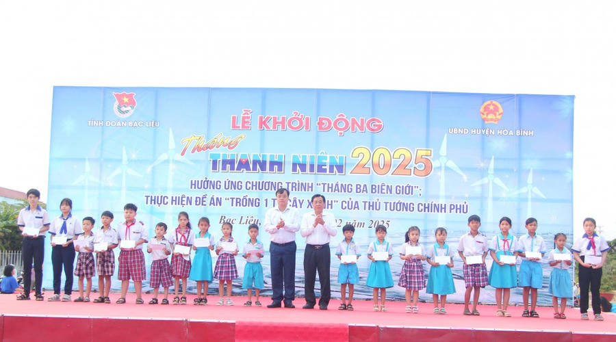 Ông Huỳnh Quốc Việt - Ủy viên dự khuyết BCH TW Đảng, Phó Bí thư Thường trực Tỉnh ủy (bên trái) và ông Trần Văn Út - Ủy viên BTV Tỉnh ủy, Chủ tịch Ủy ban MTTQ Việt Nam tỉnh Bạc Liêu, trao tặng 20 suất học bổng cho các em học sinh có hoàn cảnh khó khăn trên địa bàn Huyện Hòa Bình.