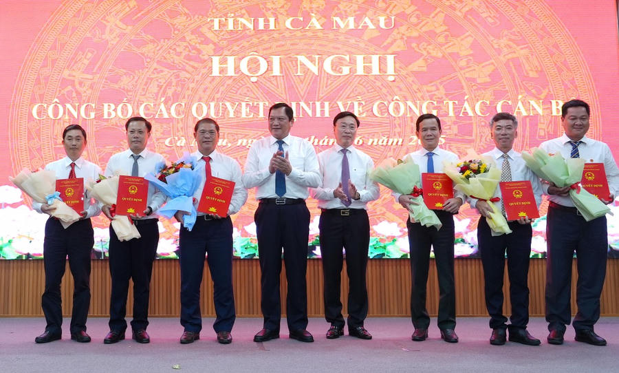 Ông Lâm Văn Bi - Phó Chủ tịch UBND tỉnh (thứ 4 từ trái sang) và ông Huỳnh Hữu Trí - Phó Chủ tịch UBND tỉnh, trao Quyết định cho các Phó Giám đốc Sở Xây dựng.