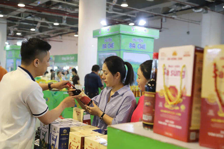 Hội chợ OCOP khu vực Đồng bằng sông Hồng - Quảng Ninh 2025 thu hút rất đông khách hàng đến mua sắm và tham quan.