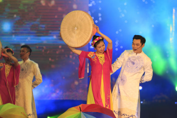 Màn múa hát chèo tập thể mang tên "Phố xuân" được biểu diễn đặc sắc và duyên dáng qua các diễn viên múa chuyên nghiệp.