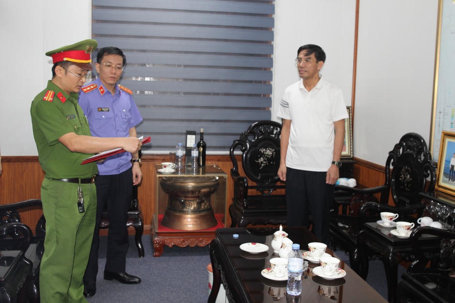 Tống đạt Quyết định bắt tạm giam đối với Chủ tịch UBND thị xã Cửa Lò - Ảnh Công an Nghệ An.