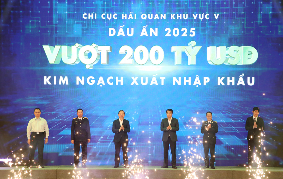 Các lãnh đạo tỉnh, Cục Hải quan, Chi cục Hải quan khu vực V và doanh nghiệp tiêu biểu thực hiện nghi thức đánh dấu kim ngạch xuất nhập khẩu vượt mốc 200 tỷ USD.