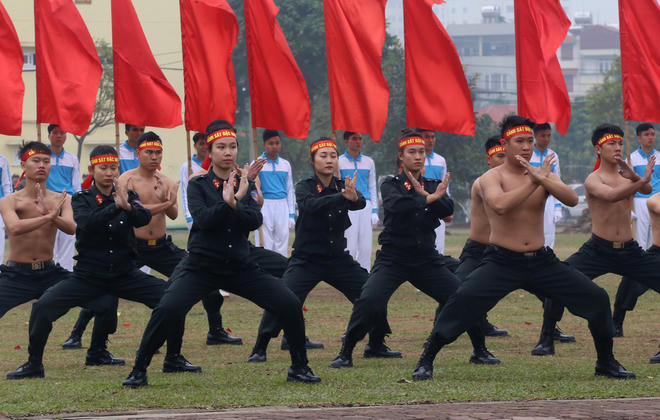 Nữ cảnh sát đặc nhiệm được coi là bông hoa thép của lực lượng công an. Giống như những nam cảnh sát đặc nhiệm, những bông hoa thép cũng rèn luyện trong gian khổ và nhuần nhuyễn những bài tập võ thuật, khí công.