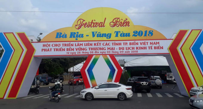 Khu vực triển lãm các mặt hàng của nhiều tỉnh thành trong cả nước tại festival.
