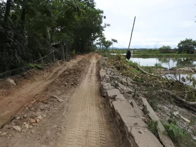 Việc những xe chở vật liệu chạy liên tục khiến đường đê ra khu vực thi công Cống Đập Hàu bị hư hỏng như thế này.
