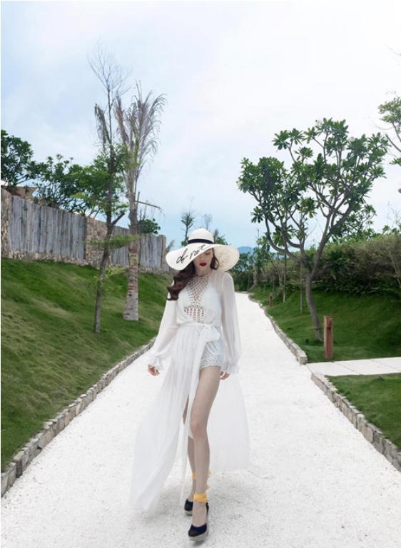 Hồ Ngọc Hà chọn chiếc maxi màu trắng nhẹ nhàng cho buổi ghi hình ngoài trời tại Nha Trang.