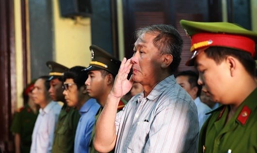 Phạm C&ocirc;ng Danh - nguy&ecirc;n chủ tịch HĐQT VNCB (thứ hai từ phải) v&agrave; đồng phạm - Ảnh: tuổi trẻ