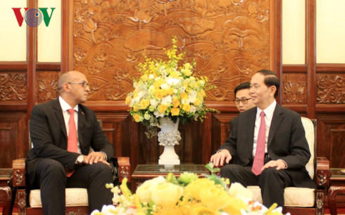 Chủ tịch nước chuyển lời chào và lời chúc sức khỏe tới Chủ tịch Raul Castro và các vị Lãnh đạo Đảng và Nhà nước Cuba.