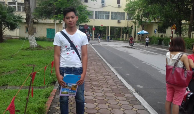Còn em Nguyễn Minh Huy, học sinh trường THPT Ba Vì chia sẻ: "Địa lý chỉ là môn em thi để phục vụ cho việc xét tốt nghiệp nên em không dành nhiều thời gian cho môn thi này. Tuy nhiên, em không cảm thấy lo lắng bởi kiến thức của em đối với môn học này khá vững".