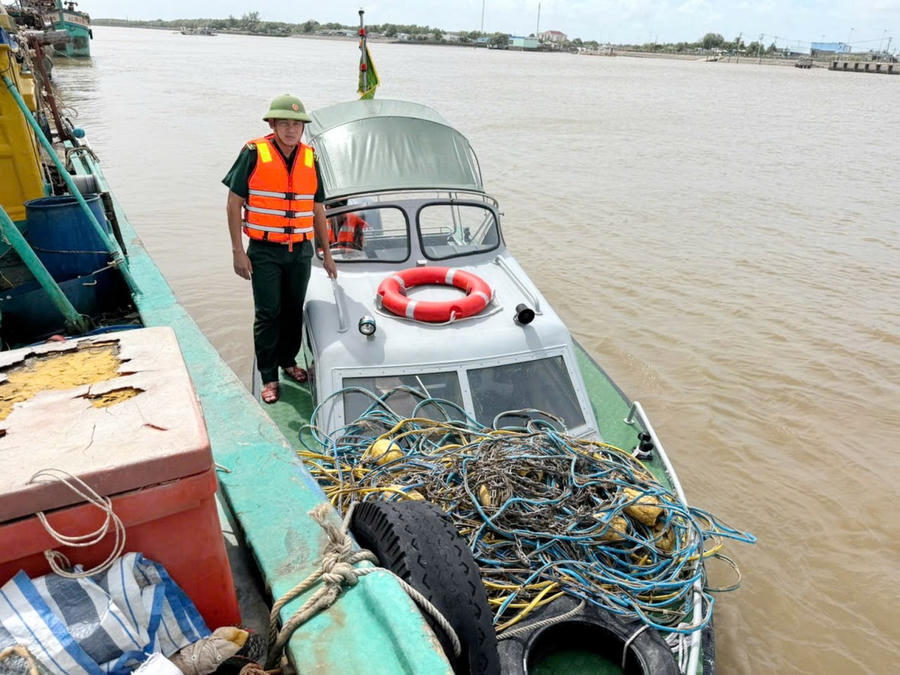 Đồn Biên phòng Gành Hào đưa tang vật vi phạm về đơn vị để xử lý theo quy định của pháp luật.