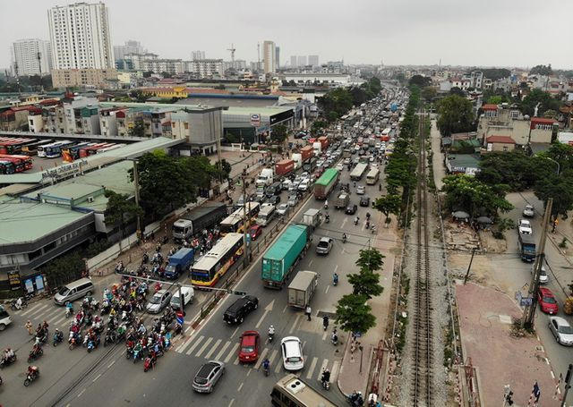 Lượng người tham gia giao thông ra vào thành phố đông, đặc biệt vào ngày đầu và cuối các kỳ nghỉ lễ dài.
