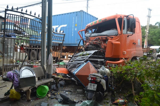 Chiếc xe lao thẳng vào quán cơm.