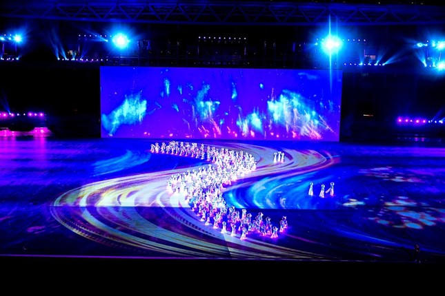 Màn múa nón thể hiện sự duyên dáng của phụ nữ Việt Nam theo chiều dài đất nước.