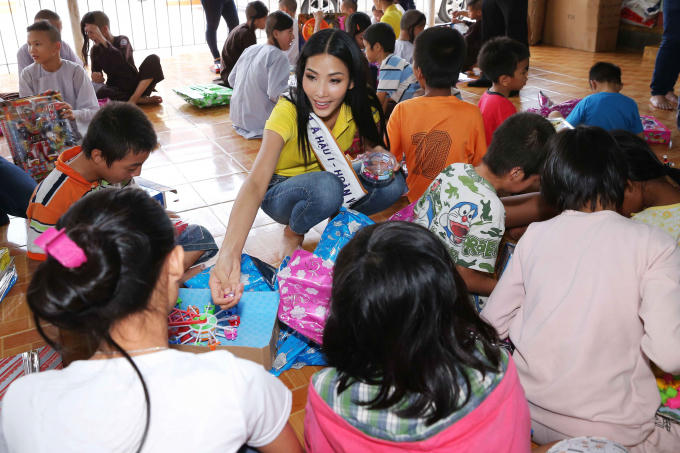 H'Hen Niê đi từ thiện ngay sau khi đăng quang Hoa Hậu Hoàn Vũ