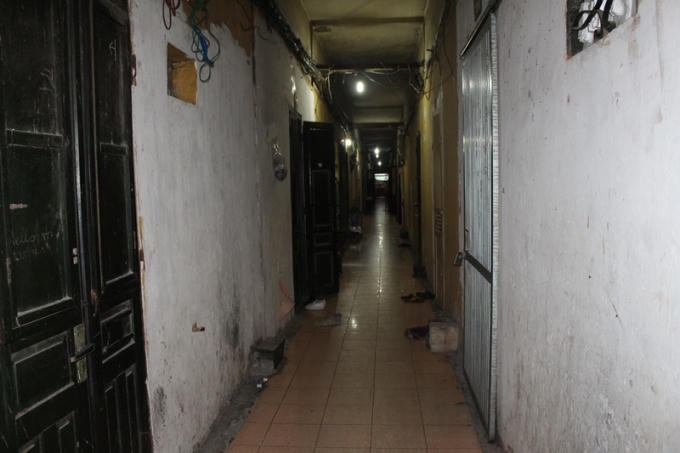 Những hành lang “ngày cũng như đêm” tại các khu tập thể.