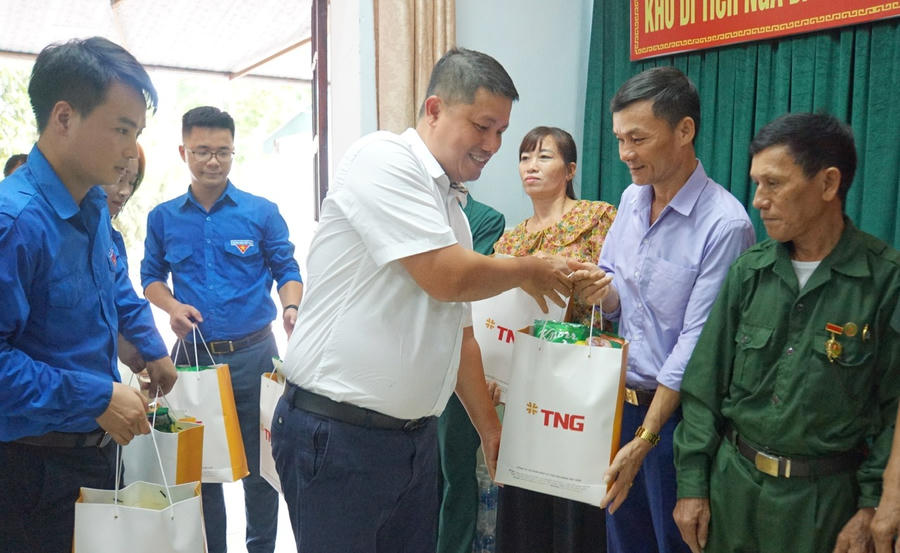 Đoàn thăm hỏi, tặng quà các cựu TNXP đặc biệt khó khăn tại Hà Tĩnh