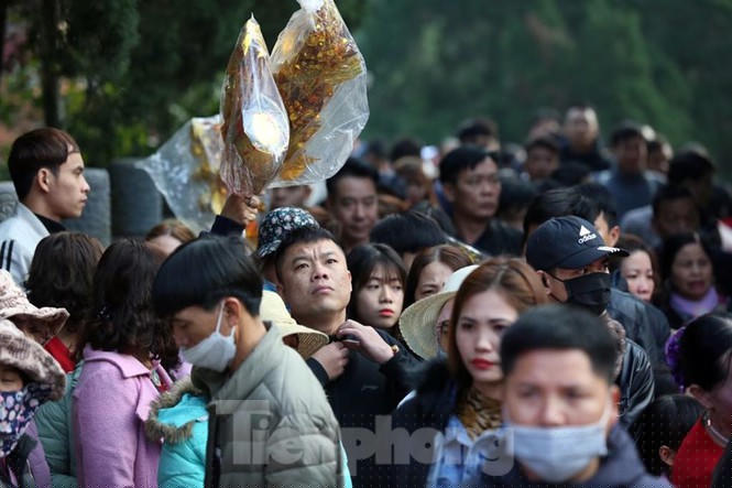 Nhiều người mang theo vàng mã, lễ mặn lên chùa làm lễ ngày đầu năm cầu an.