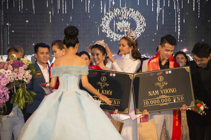 Hoa hậu Ngọc Châu đội vương miện khoe vẻ đep dịu dàng trong tà áo dài trắng