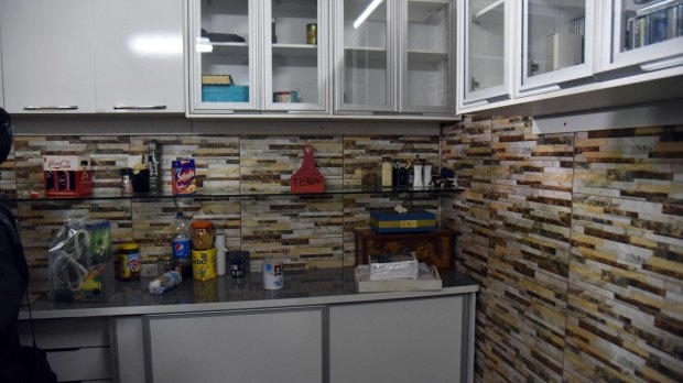 Trong thời gian ngồi tù, Pavao đã có một cuộc sống rất xa xỉ. Buồng giam 3 phòng của hắn có phòng tắm, phòng bếp và phòng họp, cũng như điều hòa nhiệt độ, tường ốp gạch men, nội thất sang trọng và cả một thư viện. (Ảnh: Getty)