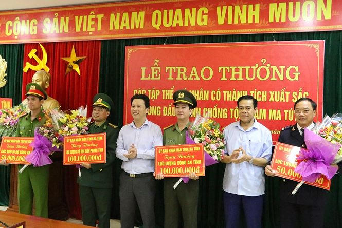 Phần thưởng 300 triệu đồng cùng nhiều bằng khen được trao kịp thời cho các lực lượng tham gia phá án.