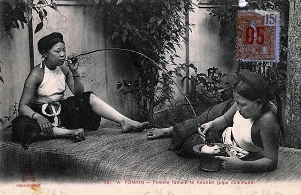 Một trong số những thú ăn chơi của phụ nữ Hà Thành xưa là bên bàn thuốc.
