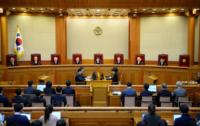 8 thẩm phán Tòa án Hiến pháp phê chuẩn việc luận tội và phế truất Tổng thống Park Geun-Hye. (Ảnh: Reuters)