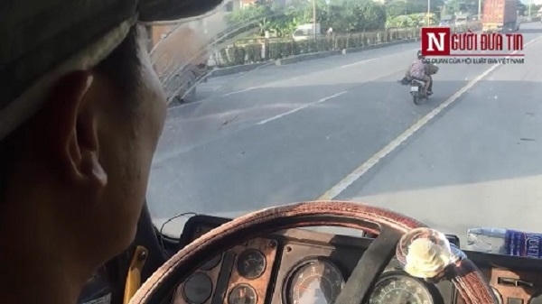 Cánh lái xe là người hiểu rõ hơn ai hết những quy định ngầm khi đi qua trạm thu phí.