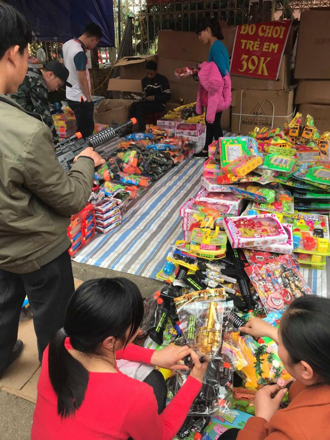 Nhiều đồ chơi bạo lực bày bán tại lễ hội.