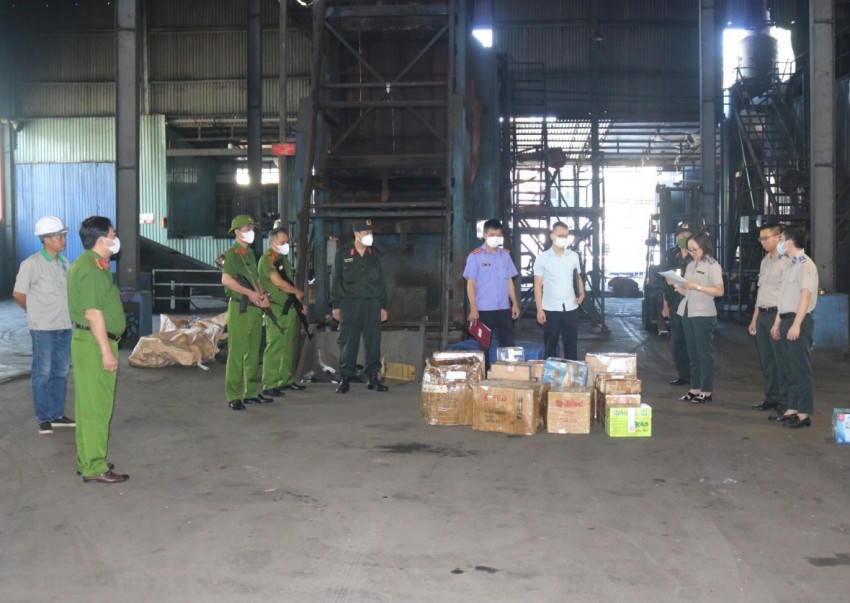 Lực lượng chức năng tiêu hủy vật chứng của 27 vụ án hình sự (Ảnh: Công an Thái Nguyên).