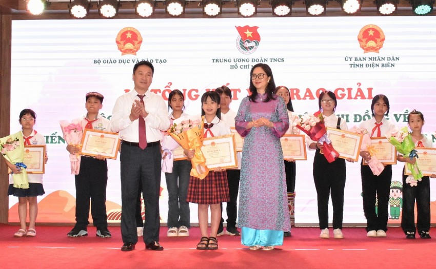 Ban tổ chức trao giải cá nhân cuộc thi “Vẽ tranh của thiếu niên, nhi đồng về Chiến thắng Điện Biên Phủ và hình ảnh Điện Biên Phủ hôm nay”. (Ảnh: BTC)