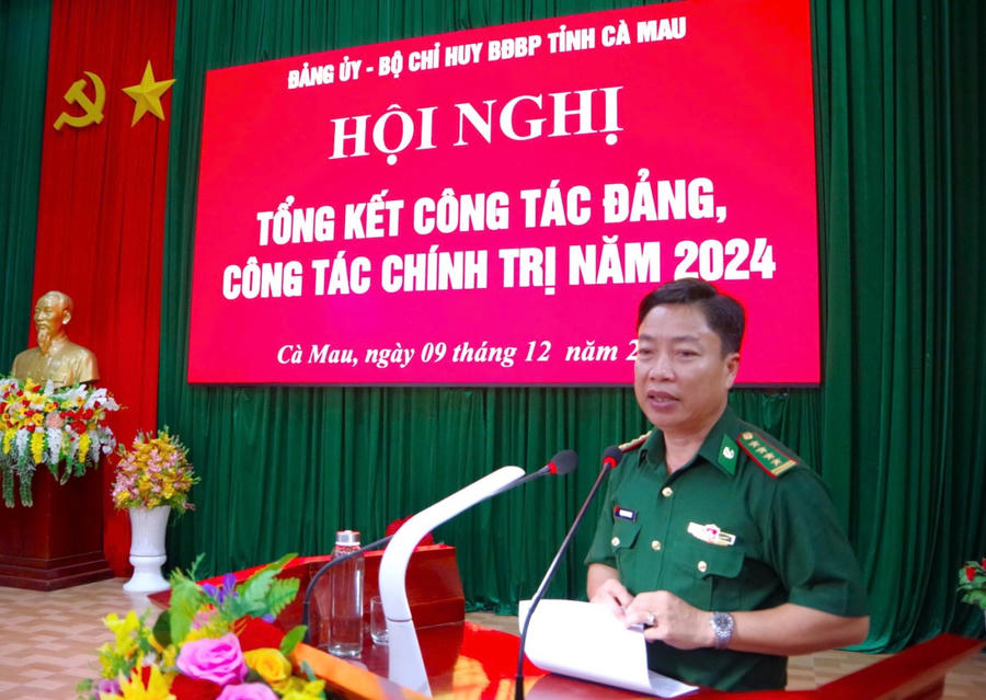 Đại tá Phạm Minh Giang - Tỉnh ủy viên, Bí thư Đảng ủy, Chính ủy BĐBP tỉnh Cà Mau, phát biểu tại Hội nghị.