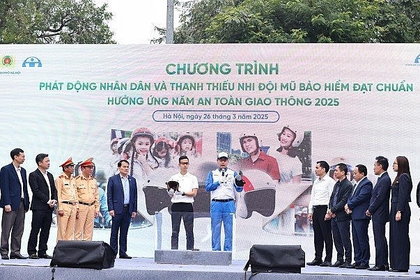 Các đại biểu chứng kiến việc đánh giá chất lượng mũ bảo hiểm đạt chuẩn và kém chất lượng.