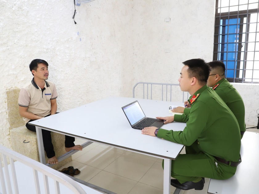 Cơ quan điều tra lấy lời khai đối tượng cầm đầu cho vay nặng lãi Phan Công Sáng - Ảnh Công an Hà Tĩnh.