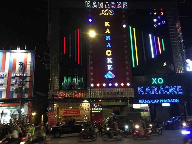 Tại hiện trường, lực lượng CSGT cùng CSCĐ phong toả xung quanh quán karaoke, điều tiết giao thông.