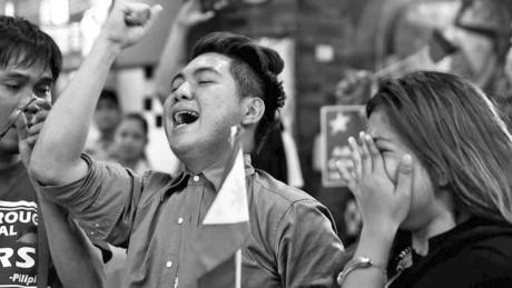 Người dân Philippines bày tỏ cảm xúc sau khi Tòa Trọng tài ra phán quyết. Ảnh: Getty Images